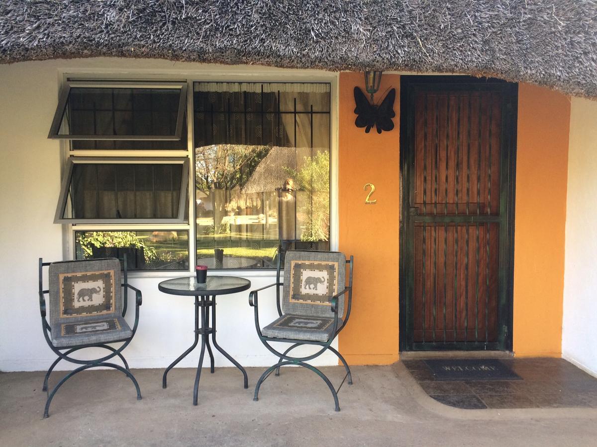 Lion'S Den Guesthouse Otjiwarongo Exterior photo