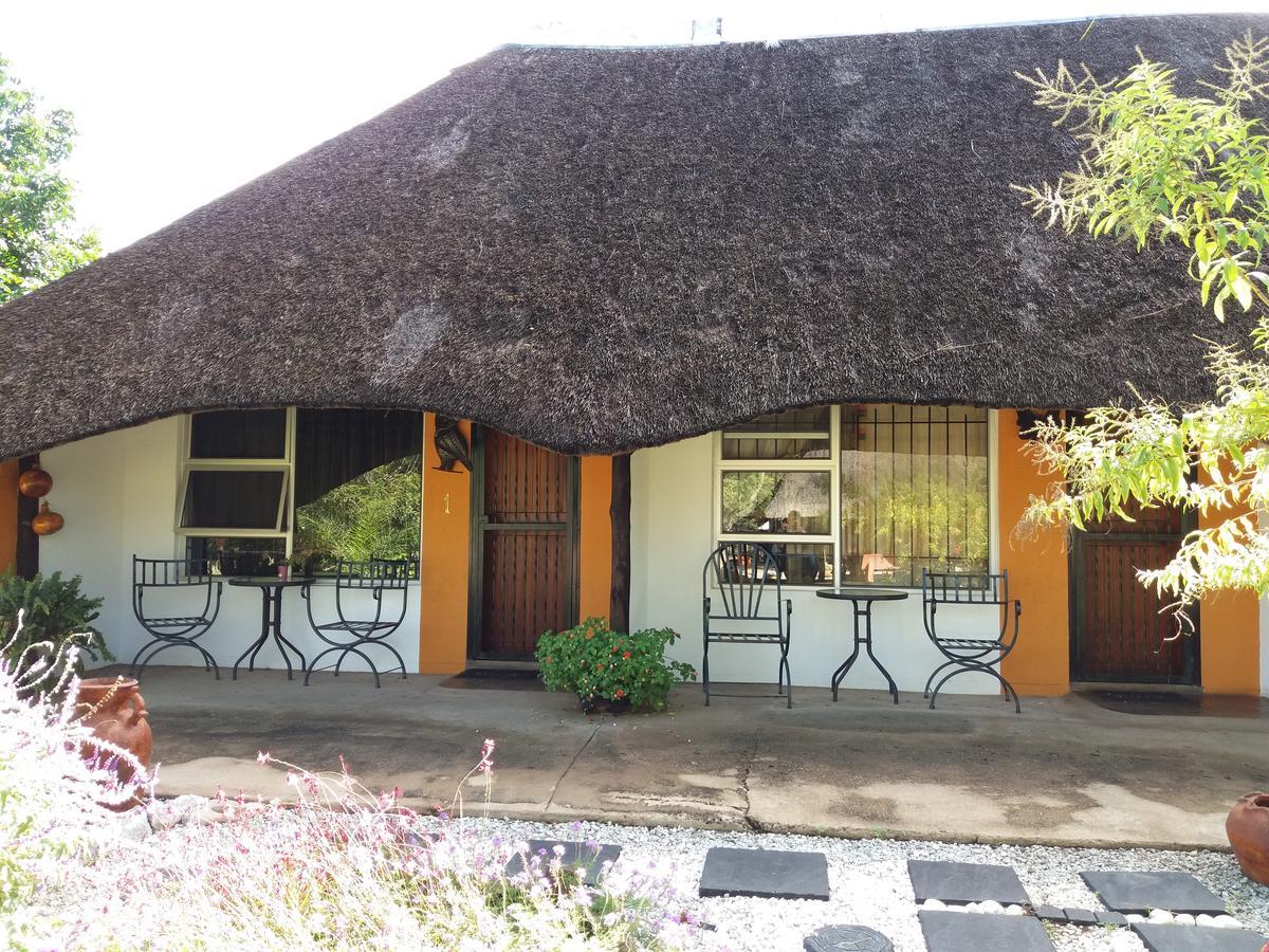 Lion'S Den Guesthouse Otjiwarongo Exterior photo