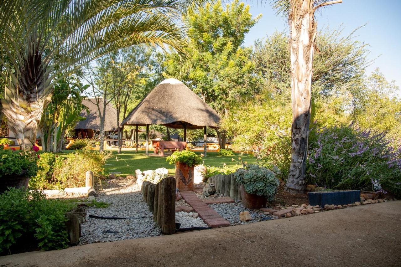 Lion'S Den Guesthouse Otjiwarongo Exterior photo