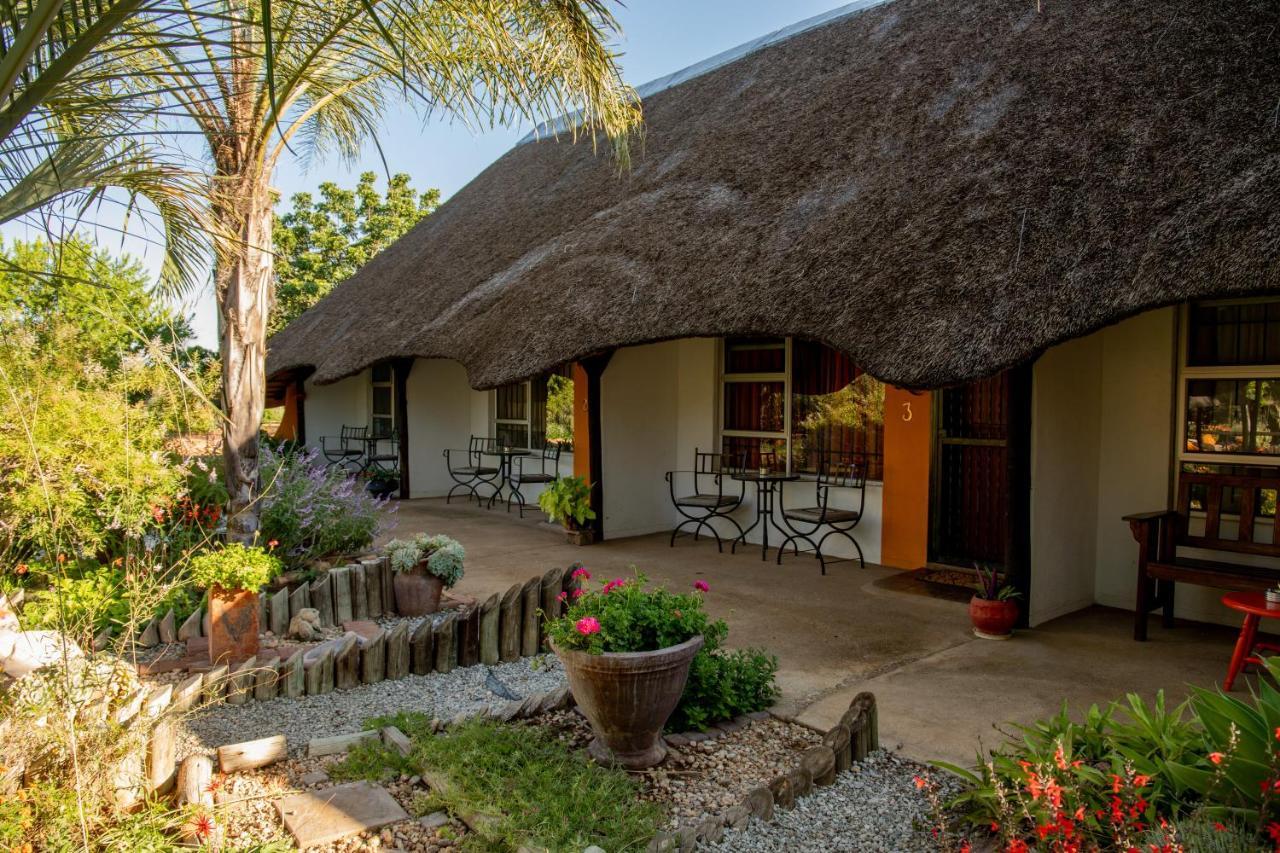 Lion'S Den Guesthouse Otjiwarongo Exterior photo