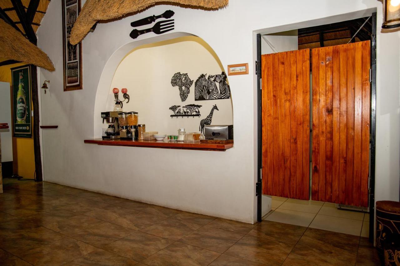 Lion'S Den Guesthouse Otjiwarongo Exterior photo