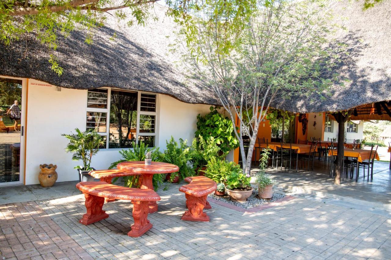 Lion'S Den Guesthouse Otjiwarongo Exterior photo