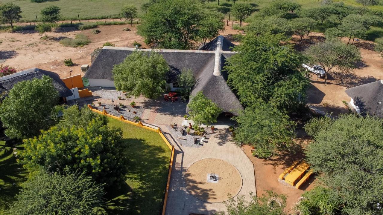 Lion'S Den Guesthouse Otjiwarongo Exterior photo