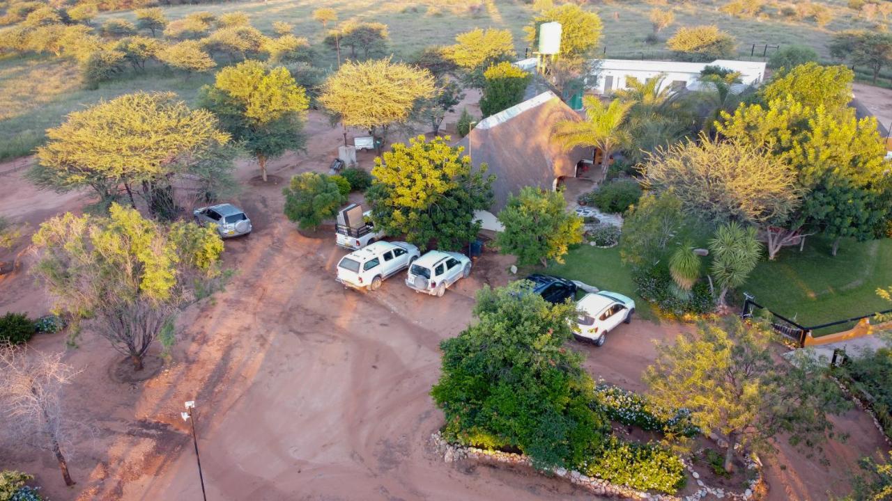 Lion'S Den Guesthouse Otjiwarongo Exterior photo